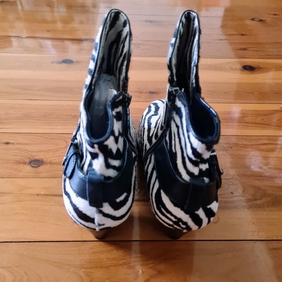 Women's size 38 =7AU 'MIMCO' Gorgeous black and white leather ankle boots AS NEW - Picture 5 of 8